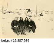 Веселые молодые женщины в телогрейках сидят в сугробе. Редакционное фото, фотограф Retro / Фотобанк Лори