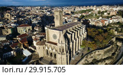 Aerial view of Manresa town with Basilica de Santa Maria, Catalonia, Spain (2018 год). Стоковое видео, видеограф Яков Филимонов / Фотобанк Лори
