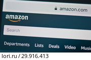 Фрагмент страницы Amazon.com на экране сотового телефона (2019 год). Редакционное фото, фотограф E. O. / Фотобанк Лори