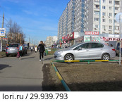 Тротуар на улице Хачатуряна. Район Отрадное. Город Москва (2015 год). Редакционное фото, фотограф lana1501 / Фотобанк Лори