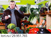 Man specifying shopping list in store. Стоковое фото, фотограф Яков Филимонов / Фотобанк Лори