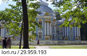 Walking to Pavilion Hermitage on artificial island in Alexandrovsky Park (2018 год). Редакционное видео, видеограф Ирина Мойсеева / Фотобанк Лори