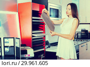 Girl choosing kitchen fronts materials. Стоковое фото, фотограф Яков Филимонов / Фотобанк Лори