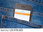 Сайт Одноклассники на экране телефона. Смартфон в заднем кармане джинсовых штанов (2019 год). Редакционное фото, фотограф E. O. / Фотобанк Лори