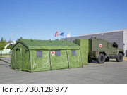 Международный военно-технический форум "Армия-2018". Медицинский пункт батальона на базе защищенного санитарного автомобиля (ЗСА) тактического звена "Линза" (медицинский транспортер) Редакционное фото, фотограф Игорь Долгов / Фотобанк Лори