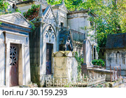 A view of the Pere Lachaise, the most famous cemetery of Paris, France, with the tombs of very famous people (2018 год). Редакционное фото, фотограф Николай Коржов / Фотобанк Лори