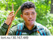 Остров Комодо. Индонезия. Гид-охранник (2018 год). Редакционное фото, фотограф Галина Савина / Фотобанк Лори