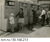 Автоматы газированной воды на улицах СССР. Редакционное фото, фотограф Retro / Фотобанк Лори