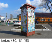 Рекламная тумба с объявлениями. Советская улица. Город Бронницы. Раменский район. Московская область (2015 год). Редакционное фото, фотограф lana1501 / Фотобанк Лори