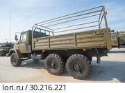 Новый российский грузовик ЗиЛ-4334А1 "КАЛАМ-1" в военном парке "Патриот", вид сбоку (2016 год). Редакционное фото, фотограф Малышев Андрей / Фотобанк Лори
