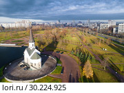 Церковь святого Георгия Победоносца и Пулковский парк облачным ноябрьским днем (съемка с квадрокоптера). Санкт-Петербург, Россия (2018 год). Стоковое фото, фотограф Виктор Карасев / Фотобанк Лори