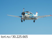 Yakovlev Yak-18T выполняет фигуры высшего пилотажа. Aircraft Yakovlev Yak-18T performs aerobatics (2015 год). Редакционное фото, фотограф Евгений Романов / Фотобанк Лори