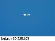 Yakovlev Yak-18T выполняет фигуры высшего пилотажа. Aircraft Yakovlev Yak-18T performs aerobatics (2015 год). Редакционное фото, фотограф Евгений Романов / Фотобанк Лори
