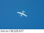Yakovlev Yak-18T выполняет фигуры высшего пилотажа. Aircraft Yakovlev Yak-18T performs aerobatics (2015 год). Редакционное фото, фотограф Евгений Романов / Фотобанк Лори