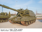 Самоходная российская артиллерийская установка 2С19 "Мста-С" в парке "Патриот", Кубинка, вид спереди (2016 год). Редакционное фото, фотограф Малышев Андрей / Фотобанк Лори