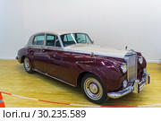 Автомобиль "Бентли" S2 (Bentley S2 4-door Saloon) 1960 года выпуска на выставке старых и редких автомобилей (2018 год). Редакционное фото, фотограф Сергей Рыбин / Фотобанк Лори