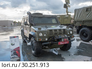 Итальянский бронированный автомобиль Iveco LMV M65 Lynx «Рысь» с эмблемой ВДВ (собранный из машинокомплектов в России) на Международном военно-техническом форуме «Армия-2017», вид после дождя. Редакционное фото, фотограф Малышев Андрей / Фотобанк Лори