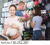girl with havanese pup while shopping with parents. Стоковое фото, фотограф Яков Филимонов / Фотобанк Лори