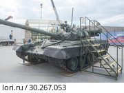 Российский основной газотурбинный танк Т-80Б в экспозиции парка "Патриот" в Московской области, вид спереди-слева (2016 год). Редакционное фото, фотограф Малышев Андрей / Фотобанк Лори