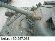 Вид сверху переднюю часть российского основного газотурбинного танка Т-80Б в экспозиции парка "Патриот" в Московской области (2016 год). Редакционное фото, фотограф Малышев Андрей / Фотобанк Лори