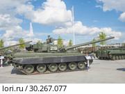 Российский основной газотурбинный танк Т-80Б в экспозиции парка "Патриот" в Московской области (2016 год). Редакционное фото, фотограф Малышев Андрей / Фотобанк Лори