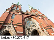 Церковь Святого Иоанна (Johanneksenkirkko, Johanneskyrkan) в солнечный день осенью. Хельсинки. Финляндия (2018 год). Стоковое фото, фотограф E. O. / Фотобанк Лори