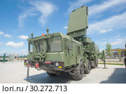 Российская радиолокационная станция всевысотный обнаружитель 96Л6Е в новом парке "Патриот", вид слева-спереди (2016 год). Редакционное фото, фотограф Малышев Андрей / Фотобанк Лори