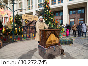 A man plays on a hurdy-gurdy at the Maslenitsa festivities at Manezhnaya square in Moscow, Russia (2019 год). Редакционное фото, фотограф Наталья Волкова / Фотобанк Лори