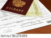 Справка о доходах физического лица, российский паспорт и снилс лежат на столе (2019 год). Редакционное фото, фотограф Игорь Низов / Фотобанк Лори