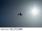 Учебный самолет на фоне солнца. Training aircraft on the background of the sun. Стоковое фото, фотограф Евгений Романов / Фотобанк Лори