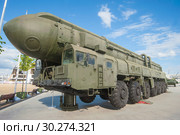 Российская пусковая установка 15У168 комплекса «Тополь» с баллистической ракетой РС-12М (по классификации НАТО SS-25 Sickle) в военно-патриотическом парке "Патриот", вид слева-спереди (2016 год). Редакционное фото, фотограф Малышев Андрей / Фотобанк Лори