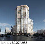 Москва, дом на пересечении улиц Ельнинской и Крылатской (2019 год). Редакционное фото, фотограф Дмитрий Неумоин / Фотобанк Лори