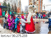 Празднование Широкой Масленицы в подмосковной деревне Островцы. Раменский район, Московская область (2019 год). Редакционное фото, фотограф Владимир Сергеев / Фотобанк Лори