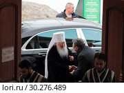 Митрополит Ювеналий пред входом в Успенскую церковь Новодевичьего монастыря Москвы (2019 год). Редакционное фото, фотограф Дмитрий Неумоин / Фотобанк Лори