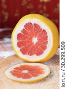 Cut grapefruit on the table. Стоковое фото, фотограф Александр Птах / Фотобанк Лори