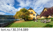 Коммуна Милльштатт-ам-Зе (Millstatt am See) на берегу озера Mилльштеттер осенью. Альпы, Каринтия, Австрия (2017 год). Редакционное фото, фотограф Bala-Kate / Фотобанк Лори