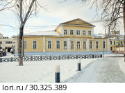 Старинный дом с мезонином в Мукомольном переулке в Ярославле. Виды города (2017 год). Стоковое фото, фотограф stargal / Фотобанк Лори
