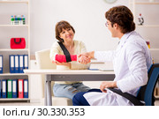 Young woman visiting doctor traumatologist. Стоковое фото, фотограф Elnur / Фотобанк Лори