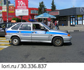 Полицейская машина на дороге. Город Мытищи. Московская область. Россия (2015 год). Редакционное фото, фотограф lana1501 / Фотобанк Лори