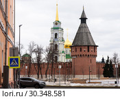 Город Тула. Городской пейзаж с видом на Тульский кремль. Спасская башня на фоне серого неба. Вид с Союзной улицы зимним днём (2019 год). Редакционное фото, фотограф Игорь Низов / Фотобанк Лори