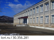 Коменская средняя общеобразовательная школа. Поселок Кома. Прибайкальский район. Республика Бурятия (2019 год). Стоковое фото, фотограф Валерий Митяшов / Фотобанк Лори