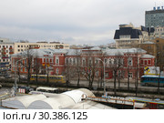 Пермь. Вид на Комсомольский проспект и здание Уральского филиала Российской Академии живописи и ваяния (2007 год). Редакционное фото, фотограф Дмитрий Щукин / Фотобанк Лори
