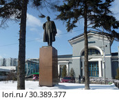 Памятник В.И. Ленину на Вокзальной площади. Мытищи, Московская область (2012 год). Редакционное фото, фотограф Елена Орлова / Фотобанк Лори