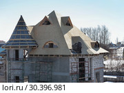 Крышу дома кроют ОСБ. Два строителя (2019 год). Стоковое фото, фотограф Анатолий Матвейчук / Фотобанк Лори