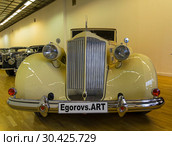 Автомобиль "Паккард" (Twelve series 1507, модель 1039) 1937 года выпуска на выставке старых и редких автомобилей (2018 год). Редакционное фото, фотограф Сергей Рыбин / Фотобанк Лори