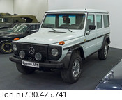 Автомобиль Mercedes-Benz 230G (W 460) 1979 года выпуска на выставке старых и редких автомобилей (2018 год). Редакционное фото, фотограф Сергей Рыбин / Фотобанк Лори