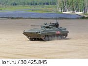 БМП-2 - российская модернизированная гусеничная боевая машина пехоты на Международном военно-техническом форуме "Армия-2018". Полигон "Алабино" в Московской области. Редакционное фото, фотограф Игорь Долгов / Фотобанк Лори