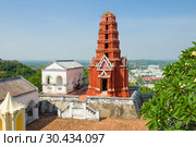 Чеди Daeng (красная чеди) на вершине дворцового холма Phra Nakhon Khiri.  Пхетчабури, Таиланд (2018 год). Стоковое фото, фотограф Виктор Карасев / Фотобанк Лори