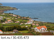 Small town in the Praia do Almoxarife area on the shores of the Atlantic Ocean, Faial Island, Azores (2012 год). Стоковое фото, фотограф Юлия Бабкина / Фотобанк Лори