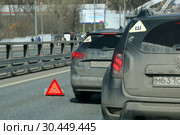 Авария на дороге, ДТП с двумя легковыми автомобилями. Знак аварийной остановки на асфальте (2018 год). Редакционное фото, фотограф Щеголева Ольга / Фотобанк Лори